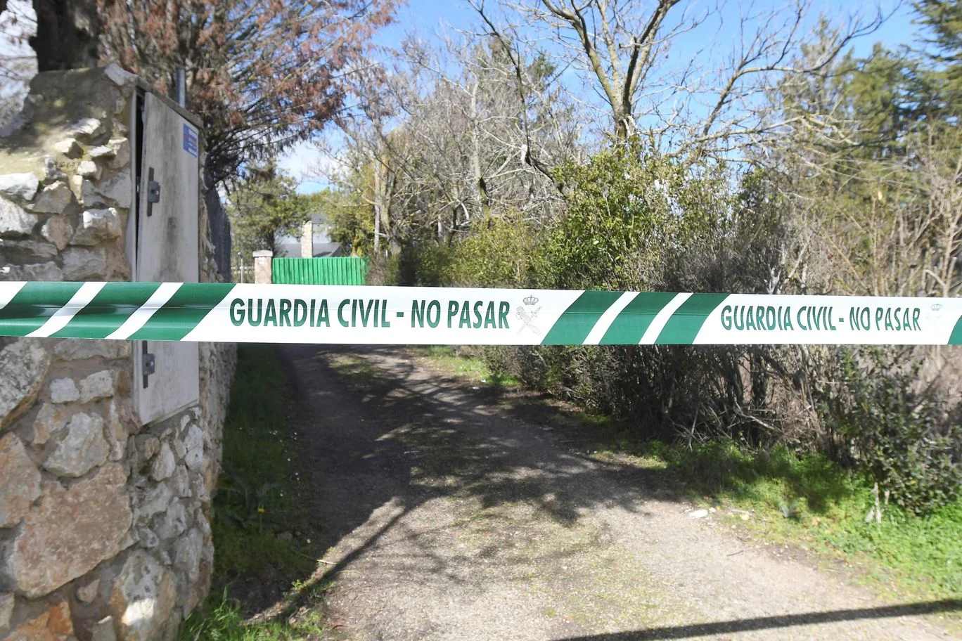 Vía de acceso a la entrada del chalet en el que se cometió el crimen.