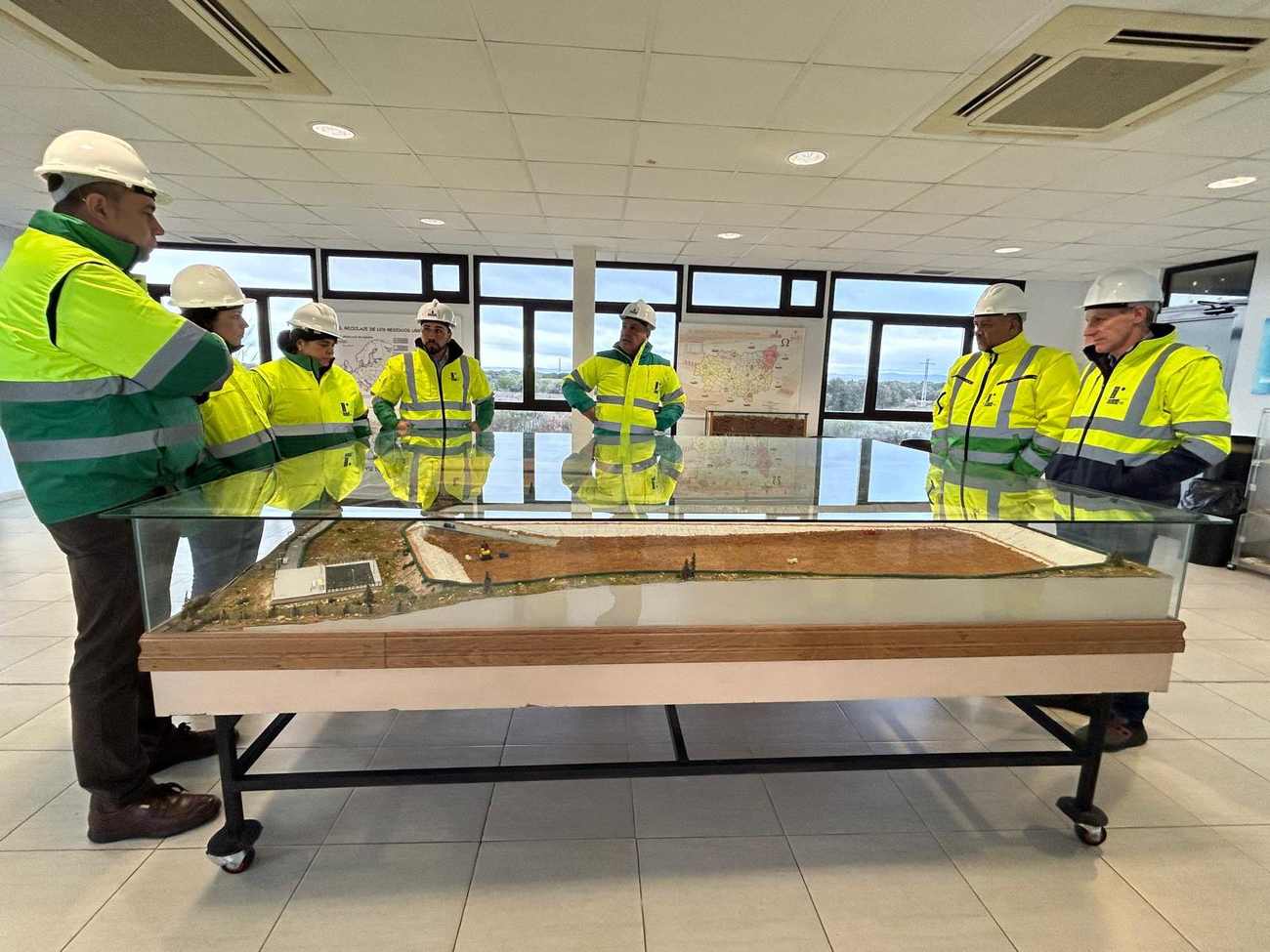 El presidente de la Diputación de León, Gerardo Álvarez Courel, ha visitado este jueves las instalaciones del CTR de San Román de la Vega.