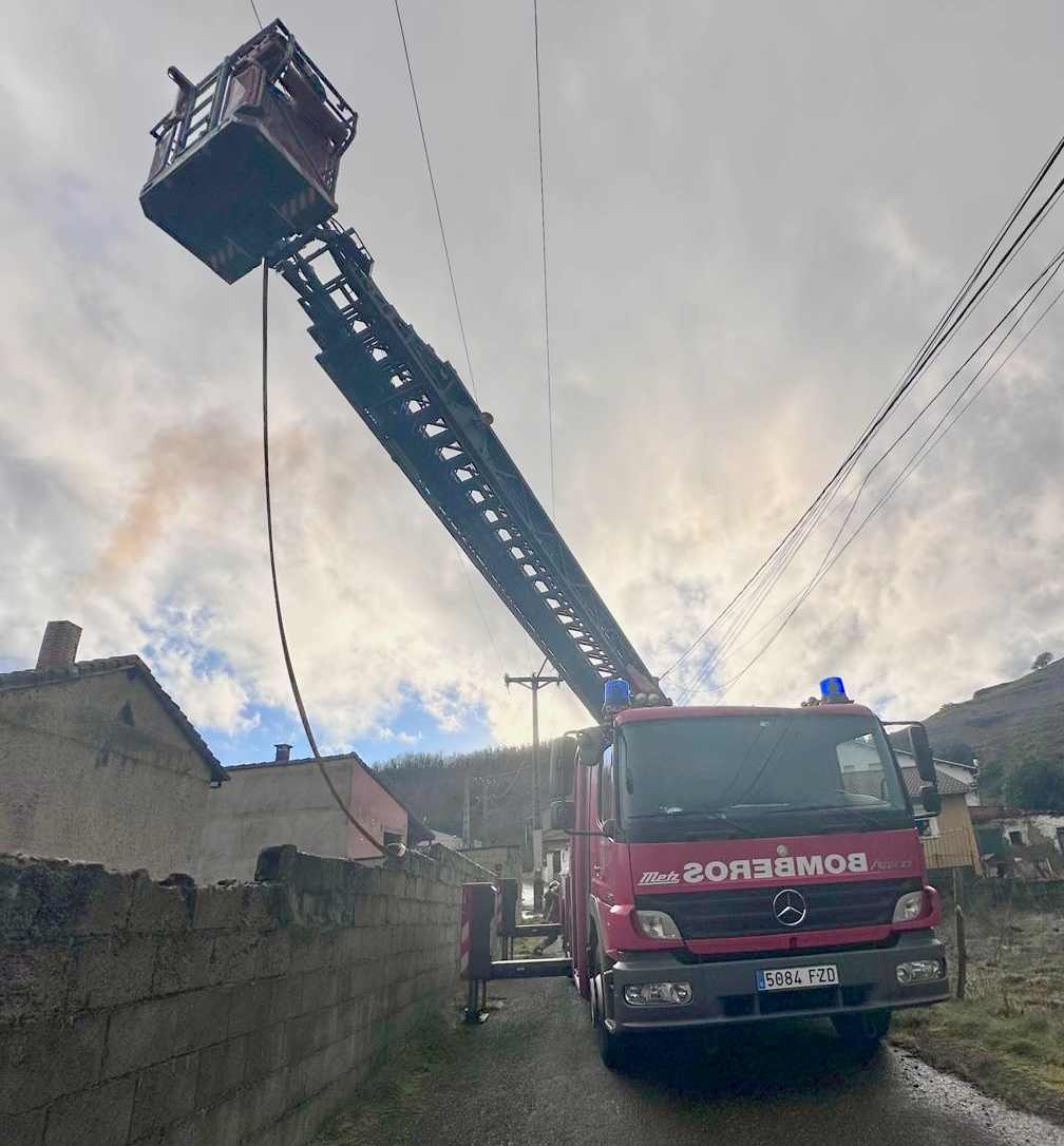 Bomberos de León utilizan un camión escalera en el lugar de la intervención. Foto: Bomberos León