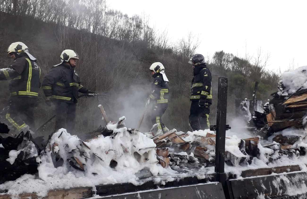 Bomberos de Asturias intervienen en la zona del incendio.