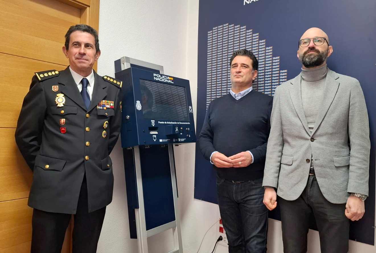 El subdelegado del Gobierno en León, Héctor Alaiz Moretón y el Comisario Jefe Provincial de Policía Nacional, Miguel Ángel de Diego, acompañados de los alcaldes de Sahagún, Paula Conde y Valencia de Don Juan, Ricardo Barrientos, inauguraron este miércoles dos nuevos Puntos de Actualización de Documentación.