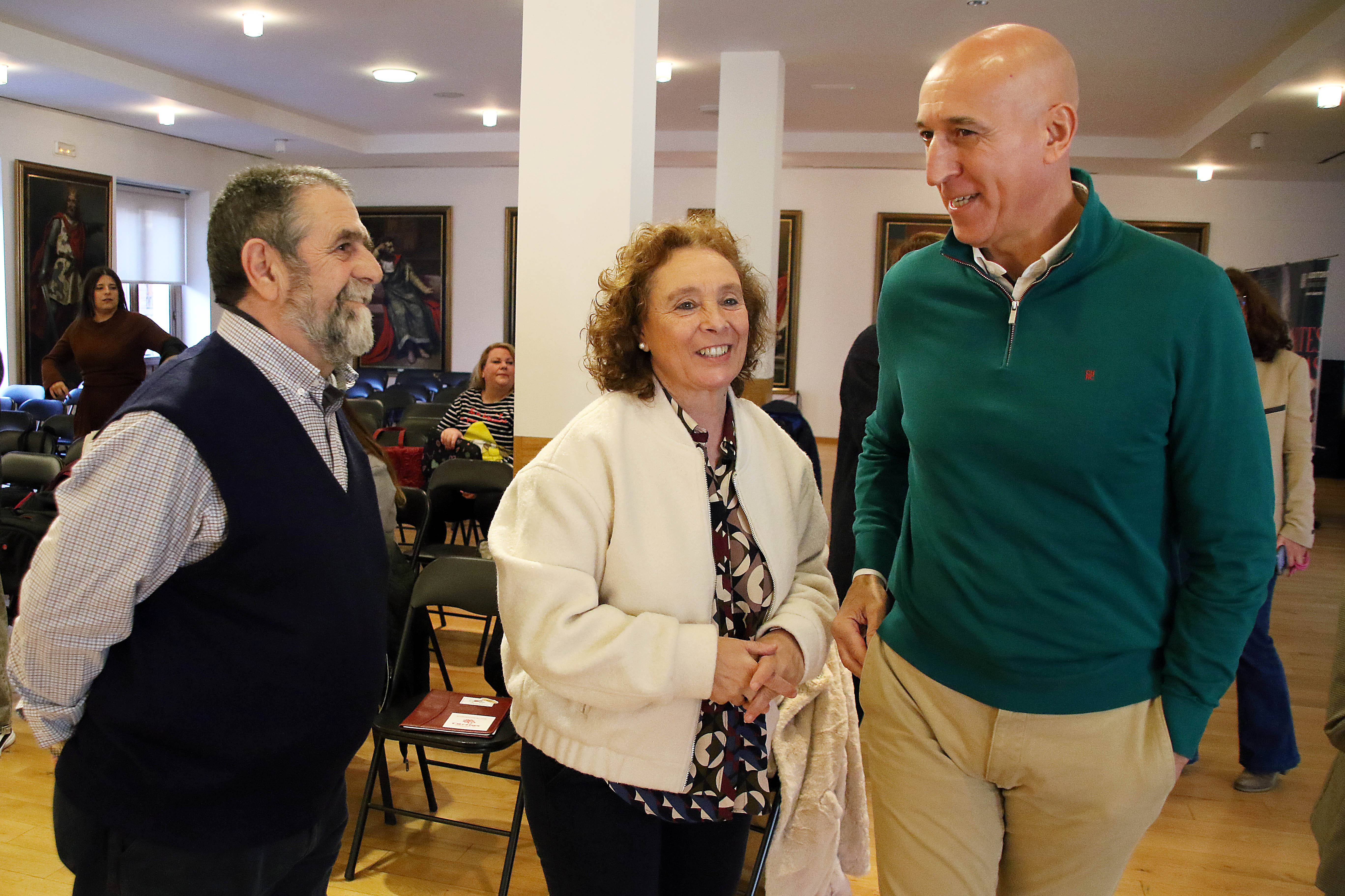 El alcalde de León, José Antonio Diez, presenta junto a la directora de Cáritas Diocesana de León, Aurora Baza, y el presidente de Cruz Roja, Daniel Hernández, un proyecto de colaboración conjunta. Foto: Peio García.