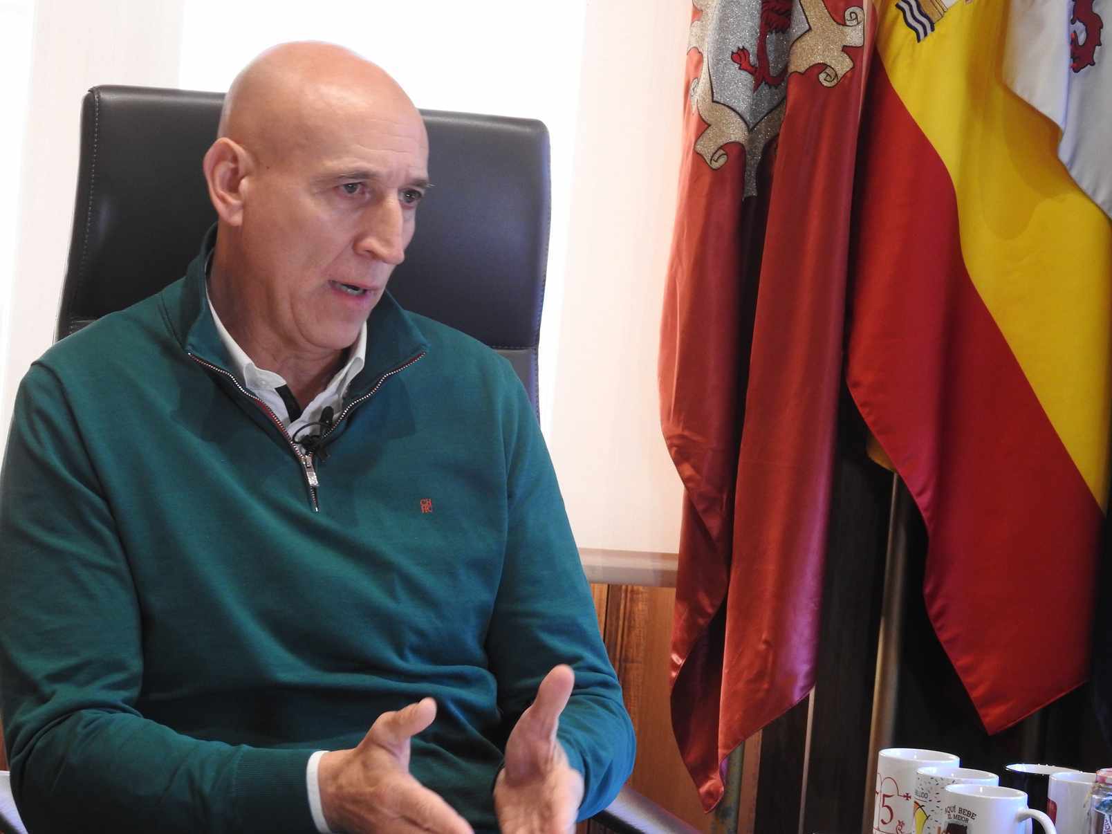 Un instante de la entrevista con el alcalde de León, José Antonio Diez.