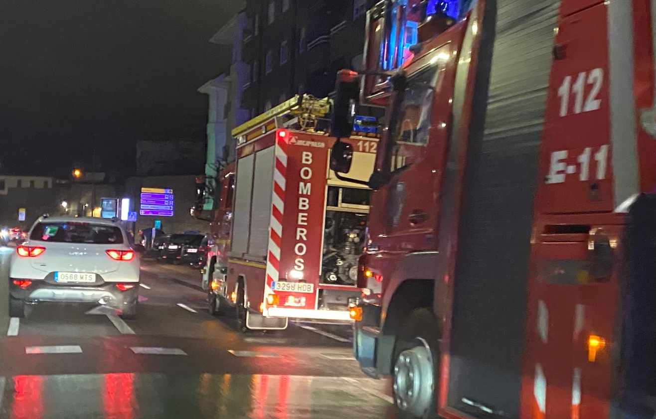 Efectivos de Policía Nacional y Bomberos en el lugar del suceso.