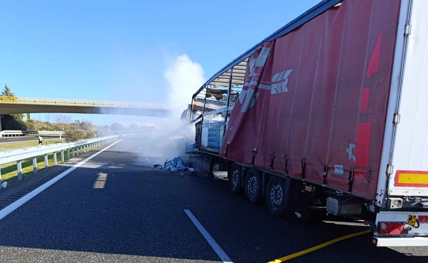 Efectivos del Sepeis tuvieron que actuar en la zona para sofocar el incendio.