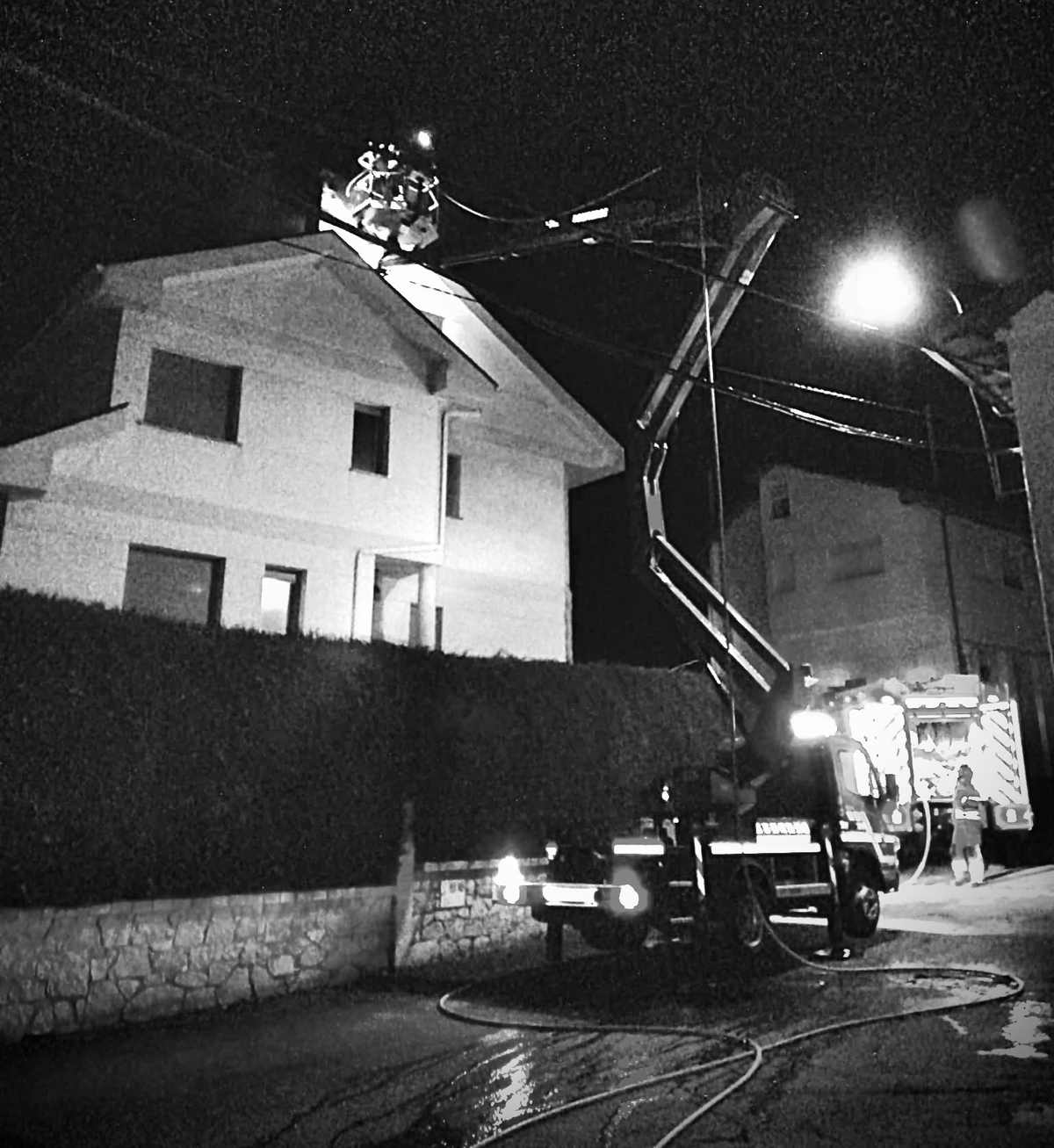 Los efectivos de Bomberos Diputación en la zona del incendio. Fotos: Bomberos Diputación