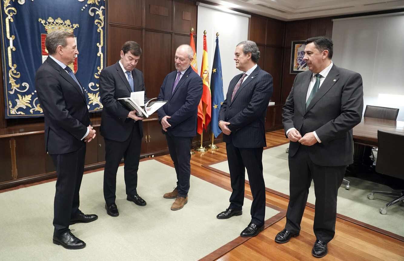 El presidente de la Junta de Castilla y León, Alfonso Fernández Mañueco, mantiene un encuentro con la Cofradía del Dulce Nombre de Jesús Nazareno de León. Foto: Rubén Cacho