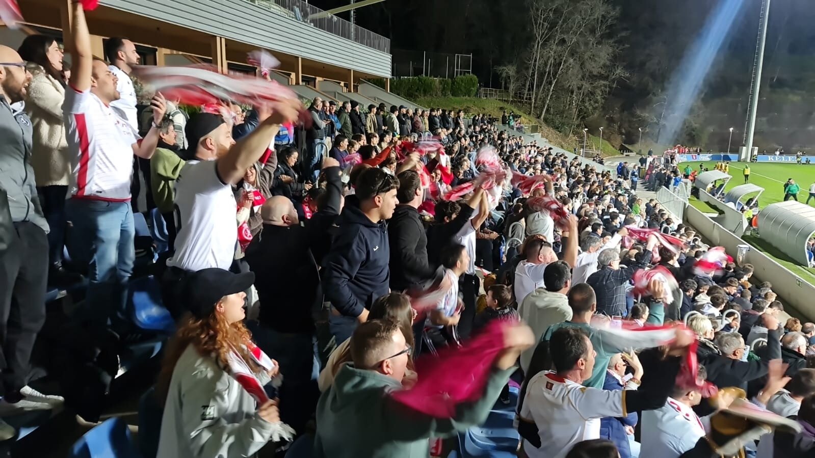 Aficionados de la Cultural celebrando el empate en Zubieta.