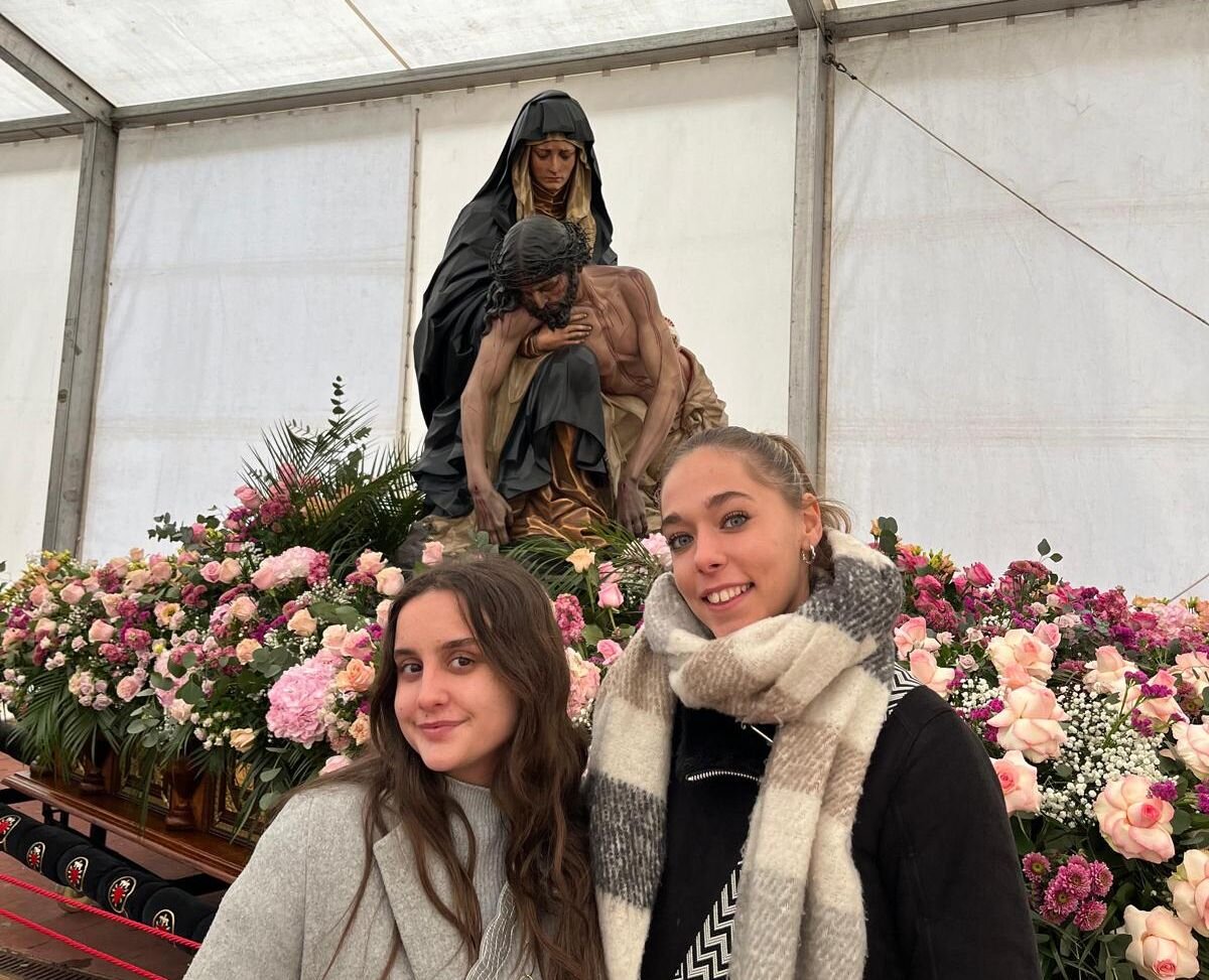 Verónica García, junto al paso de la Virgen del Camino de la Cofradía María del Dulce Nombre.