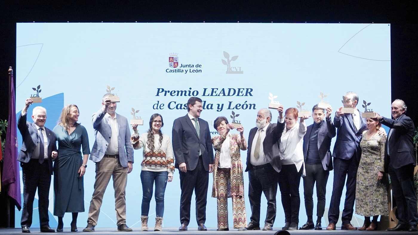 El presidente de ja Junta, Alfonso Fernández Mañueco, junto a los galardonados con los premios Leader de Castilla y León.