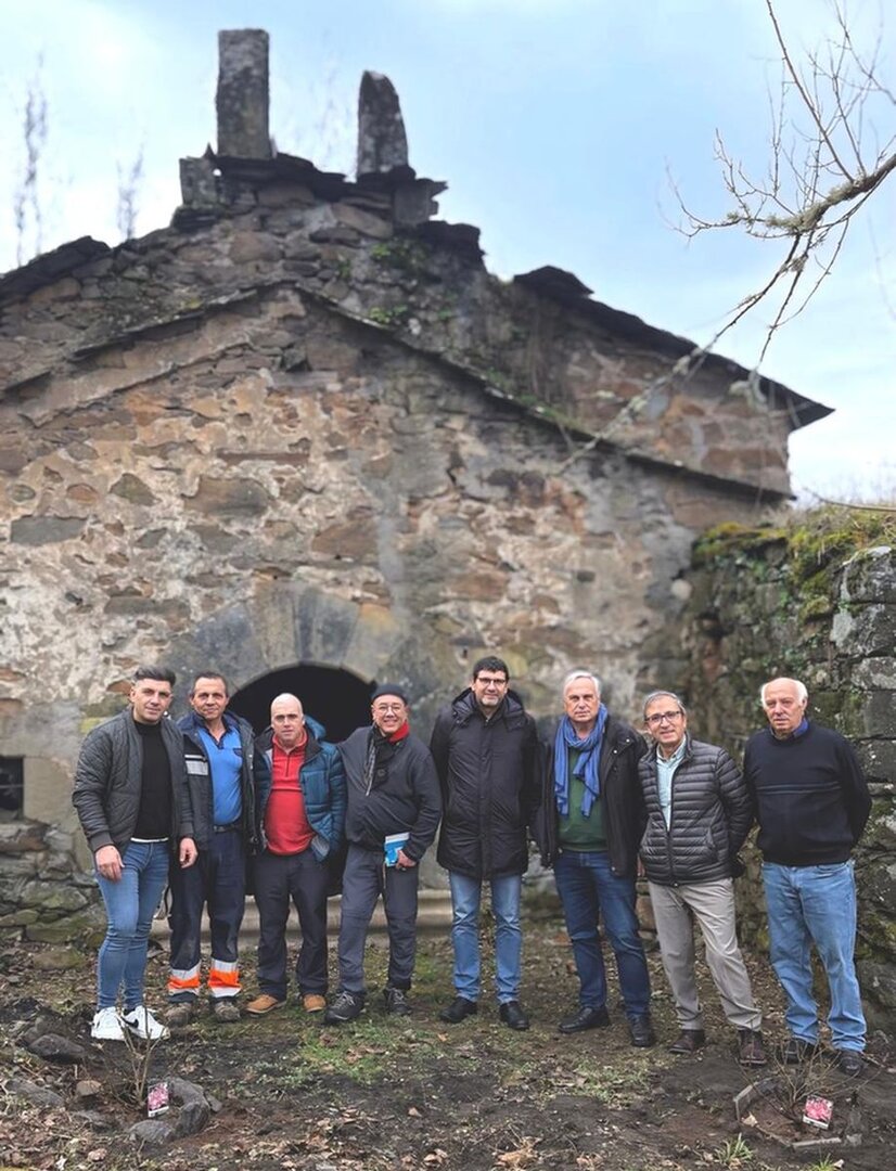 (I - D) Pedro y Severo, socios de la Asociación Amigos del Camino de K¨nuig; Tomás Álvarez, presidente de la asociación; Gabriel Folgado, alcalde de Torre del Bierzo; Normas Sinclair, 'peregrino de la rosa'; Andrés y Tomás, vecinos de Torre del Bierzo; y Daniel Almeida, teniente alcalde de Torre del Bierzo. Junto a las rosas.