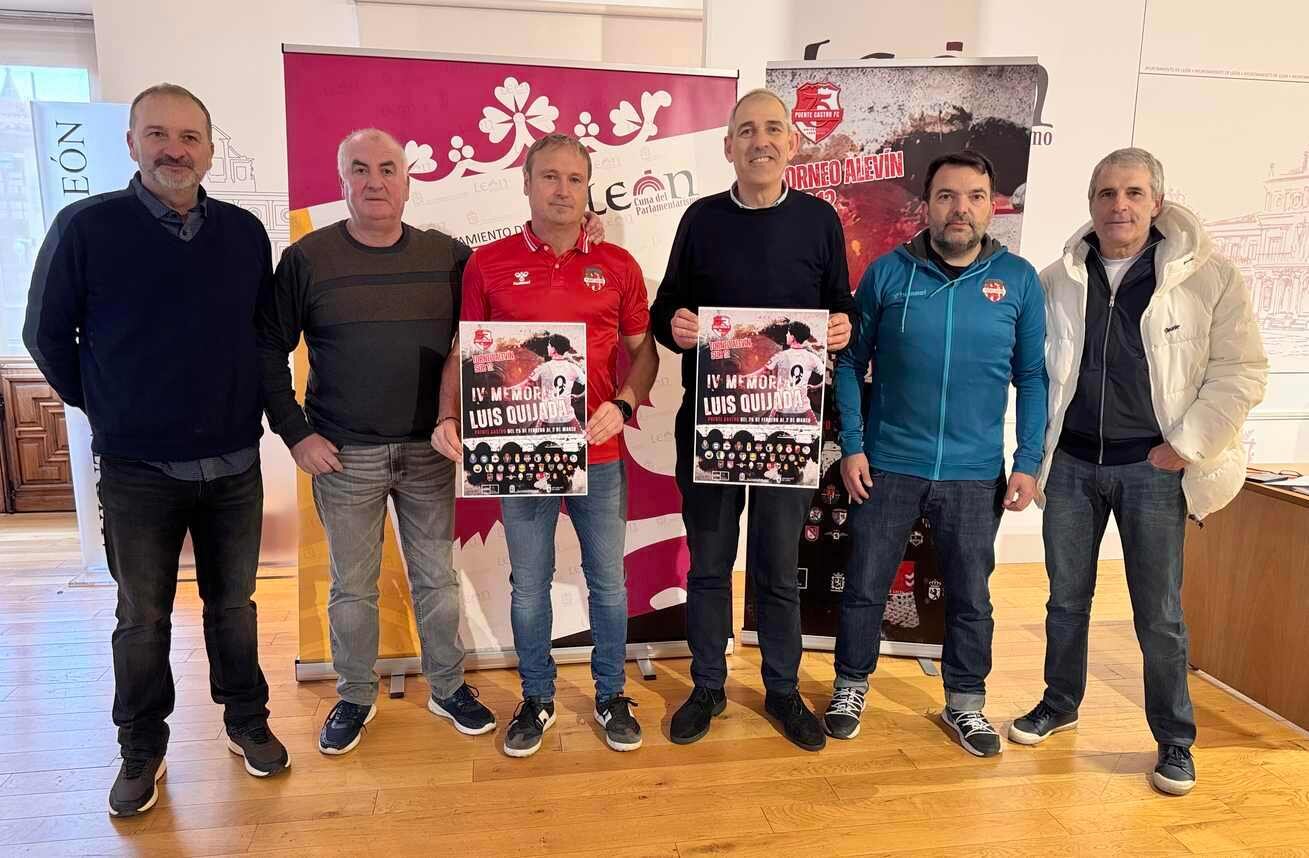 Foto de familia tras la presentación del IV Memorial Luis Quijada.