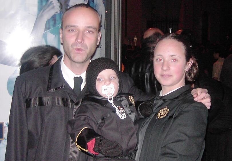 Primera procesión de Alba, siendo aún un bebé, en brazos de su hermana Patricia, junto a su tío Ángel Luis.