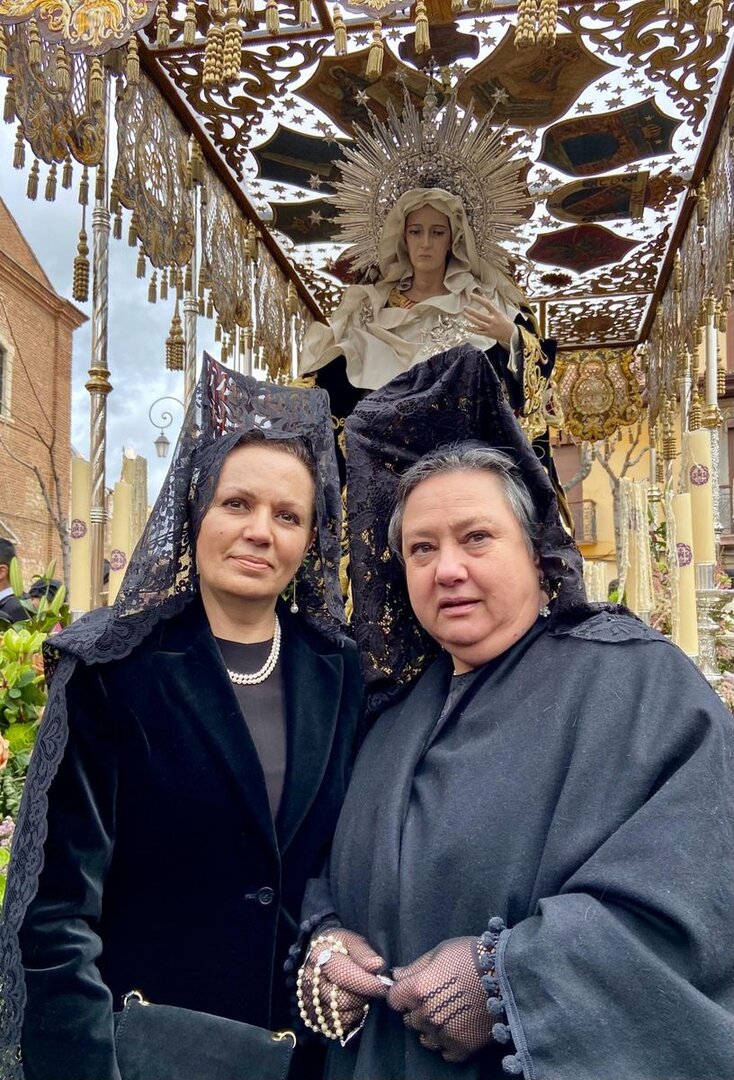 Marta y María Jesús junto a la Madre Dolorosa, Virgen tras la que salen en la Procesión de los Pasos de Viernes Santo.