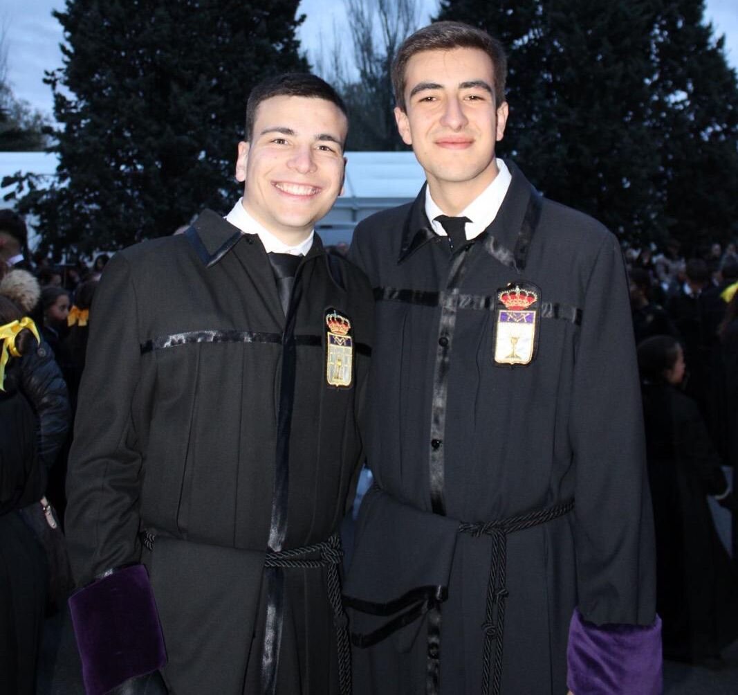 Pablo junto a su amigo Miguel, compañero cofrade de Minerva.