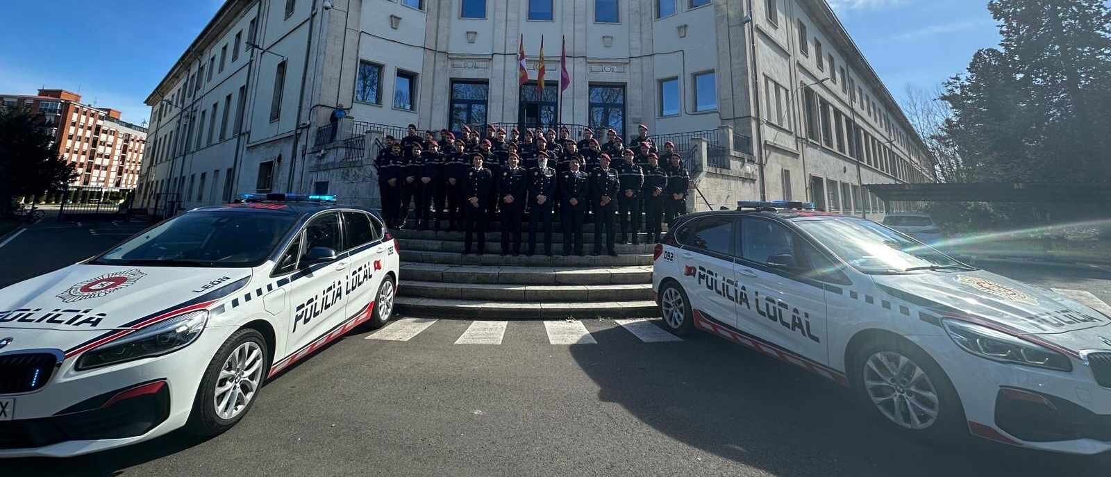 La actual unidad, con sus vehículos, formada ante el cuartel del CHF.