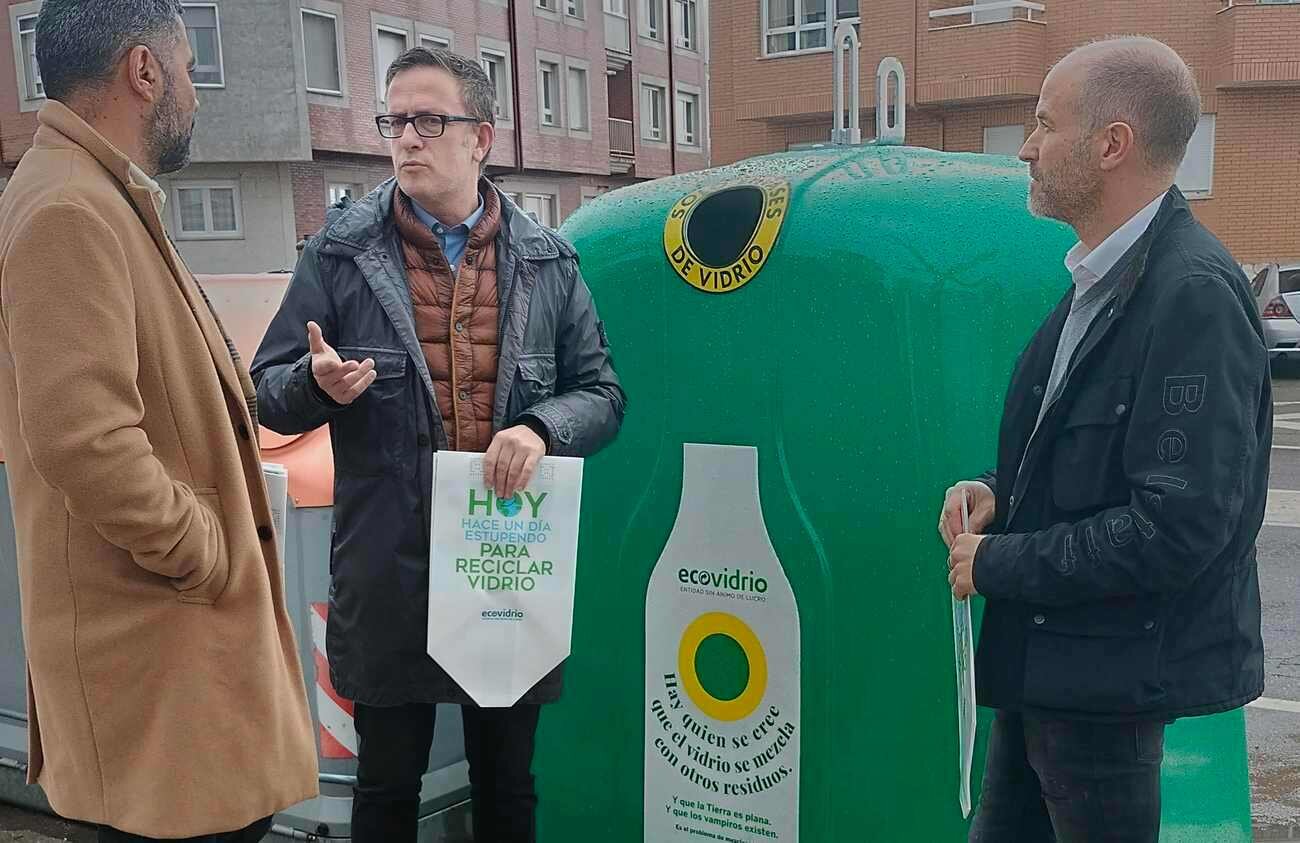 Representantes del Ayuntamiento de Villaquilambre, durante la presentación de la campaña.