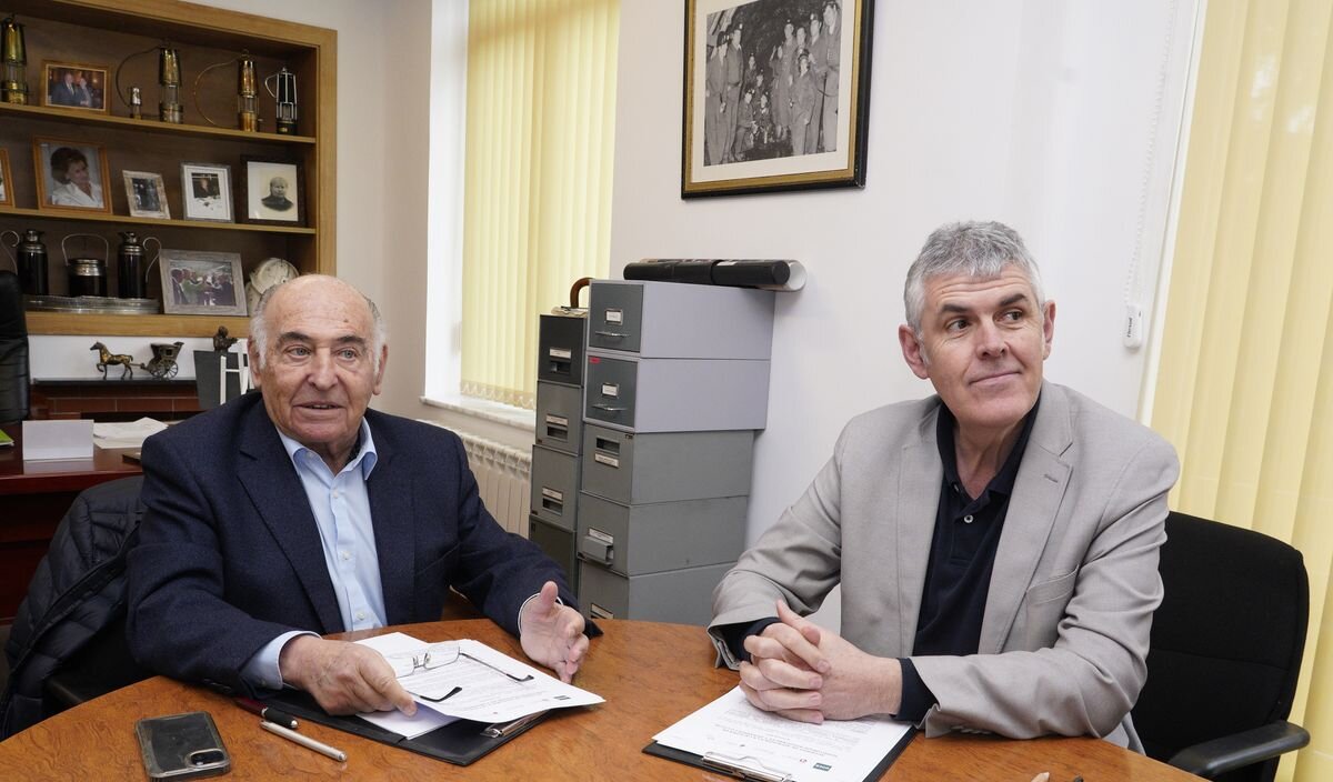 El presidente de la Fundación Cultura Minera, Manuel Lamelas Viloria (I), junto al director de la UNED de Ponferrada, Jorge Vega (D), durante la firma del convenio mediante el cual la Fundación se une a la Cátedra de Territorios Sostenibles y Desarrollo Local de la institución académica. Foto: César Sánchez.