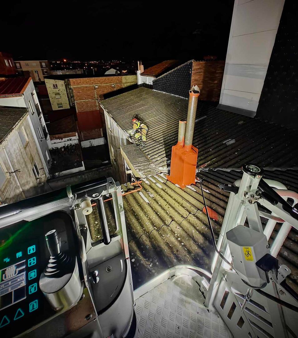 Un bombero intenta recolocar la techumbre tras la tromba de agua. Foto: Bomberos León