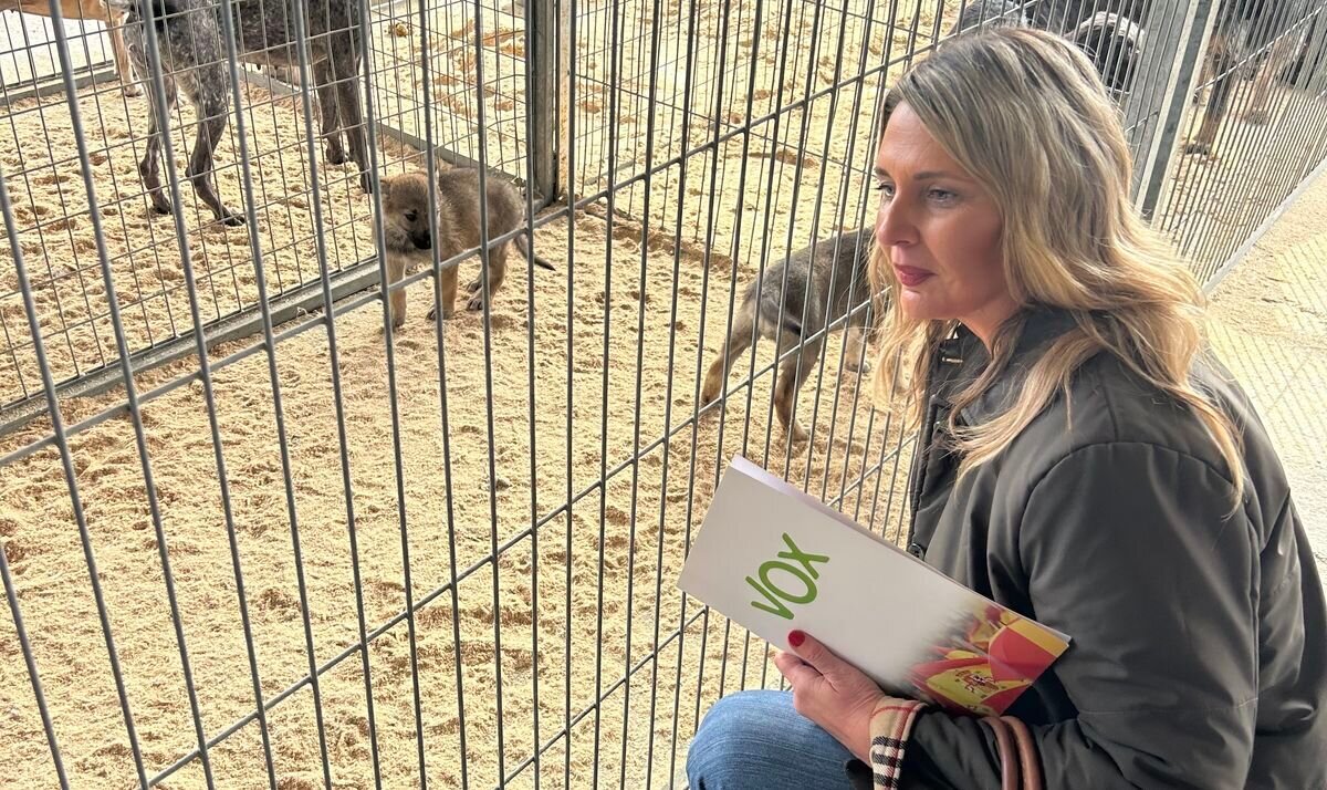 Vox visita la Feria de Perros de Caza de Camponaraya para informar a los cazadores de la defensa a su actividad.