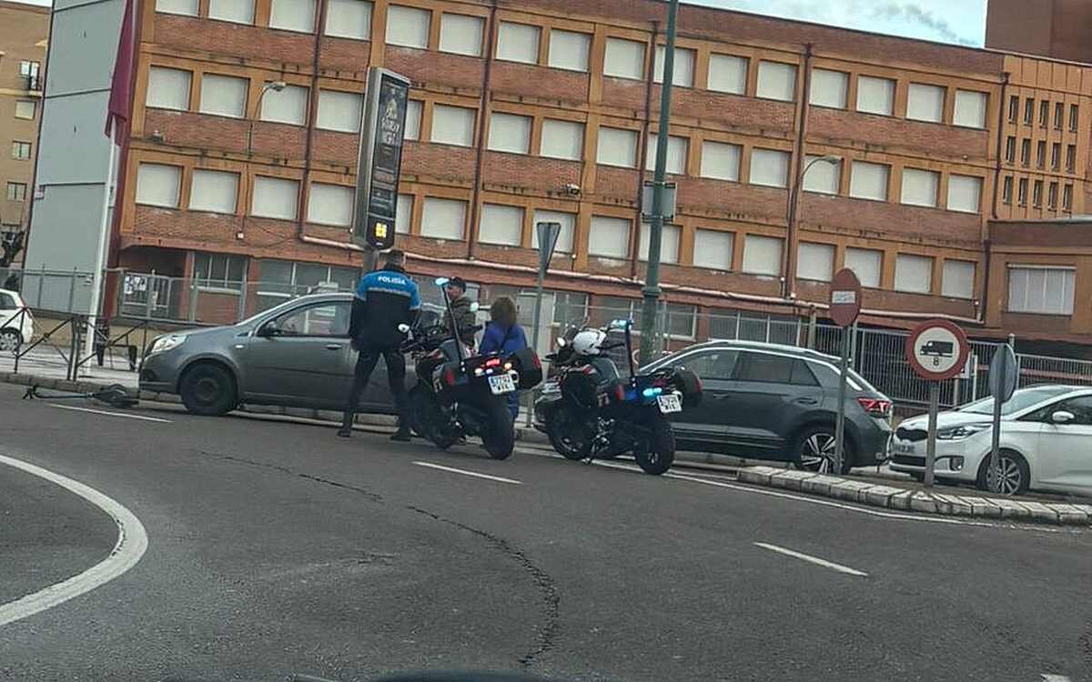 Efectivos de la Policía Local en el lugar del accidente.