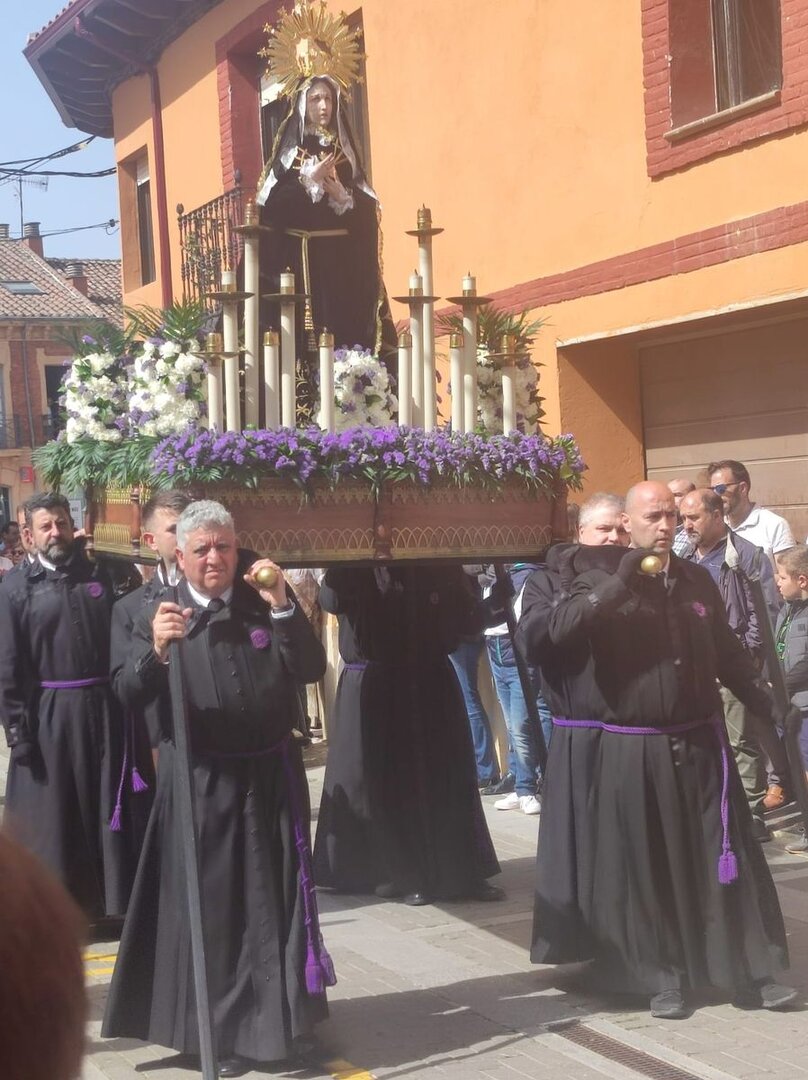 Nicolás Martínez pujando 'La Dolorosa' en Mansilla de las Mulas.