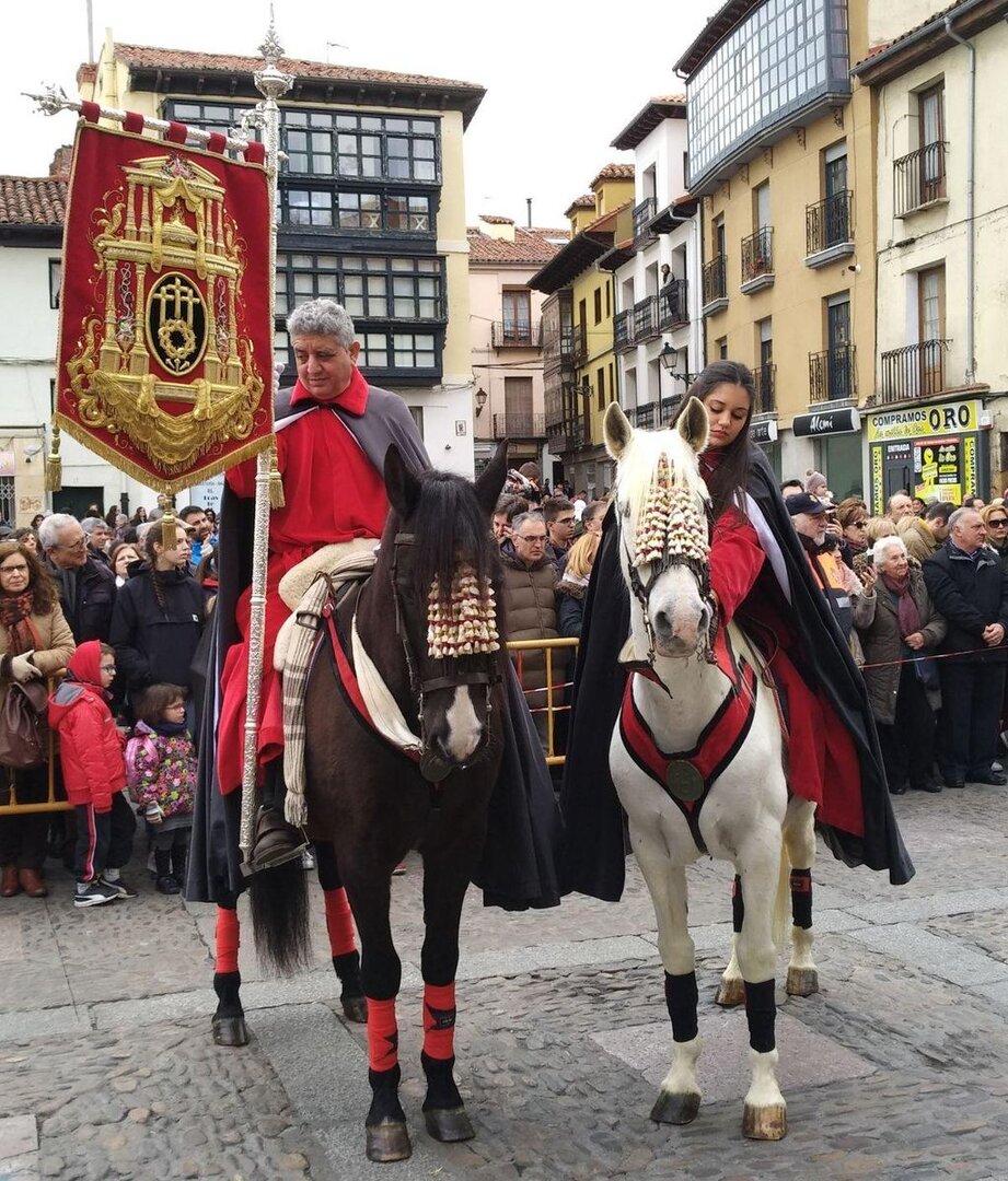 Nicolás junto a su hija Ana, con quien comparte sus dos pasiones, la Semana Santa y los caballos.