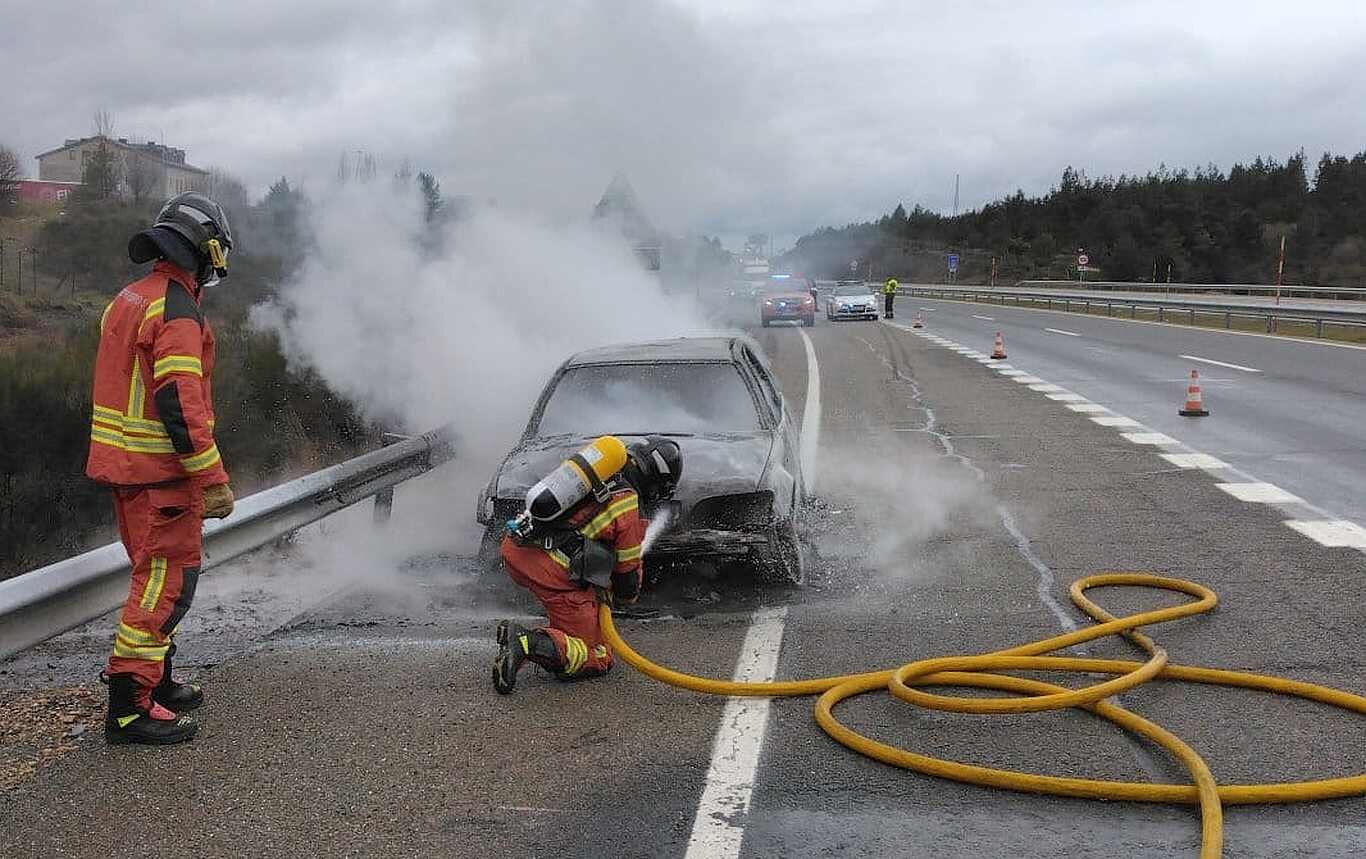 Efectivos del Sepeis proceden a la extinción del incendio en el lugar del suceso: Foto: Sepeis