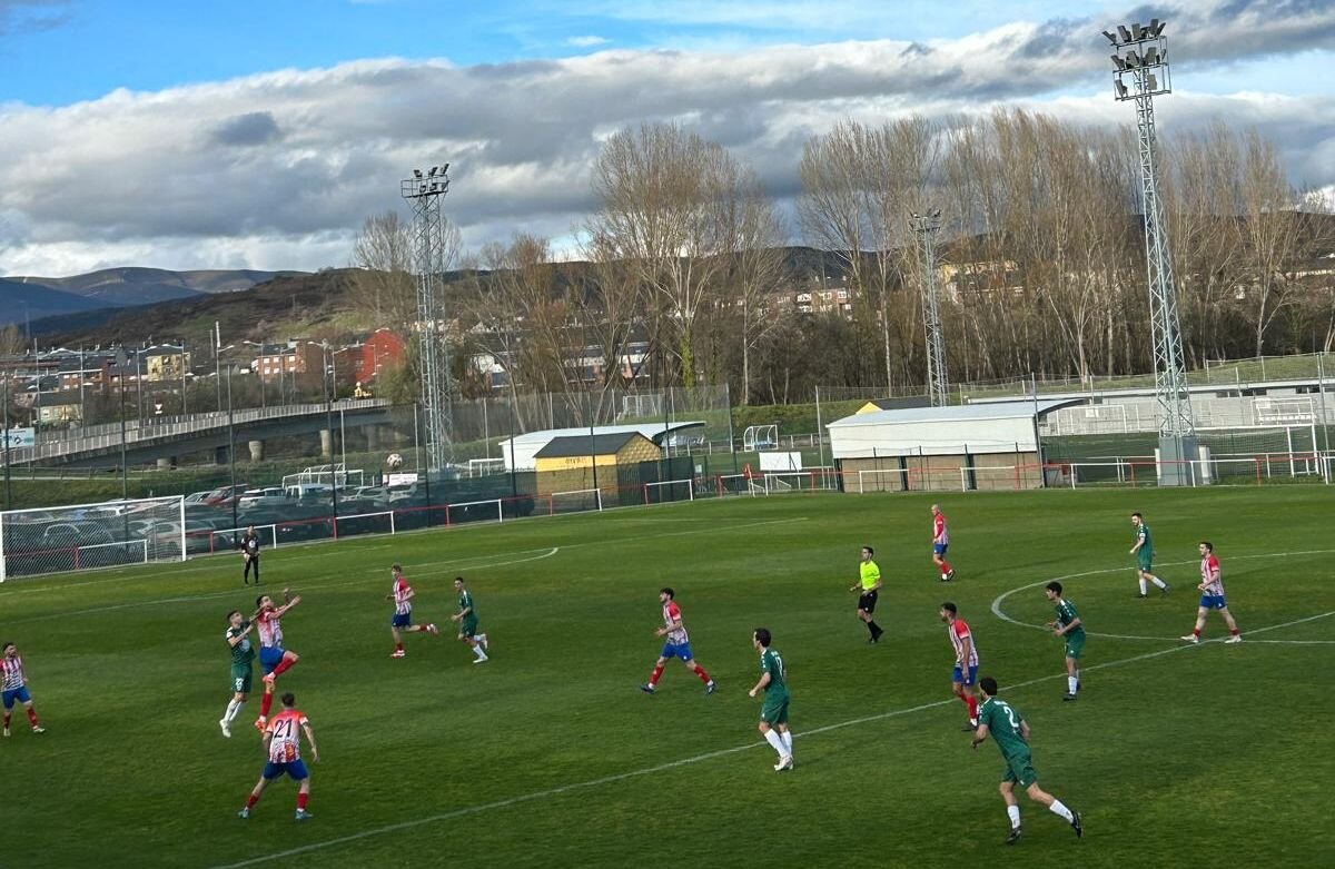 Atlético de Bembibre fue el anfitrión del derbi frente al Atlético Mansillés.