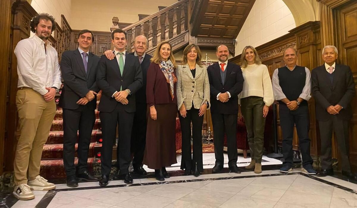 Patronato de la Fundación CEPA junto a la rectora de la ULE.