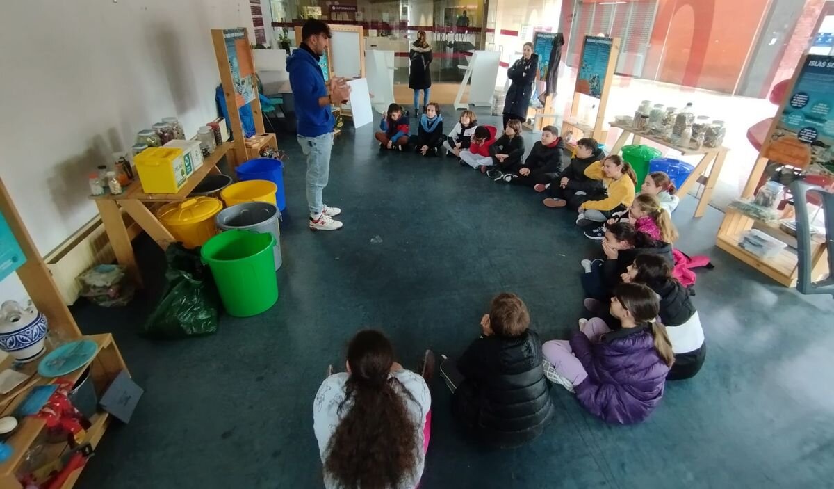 Más de 300 personas se sensibilizan en hábitos de consumo saludable con la campaña 'Microplásticos, macrobasura'.