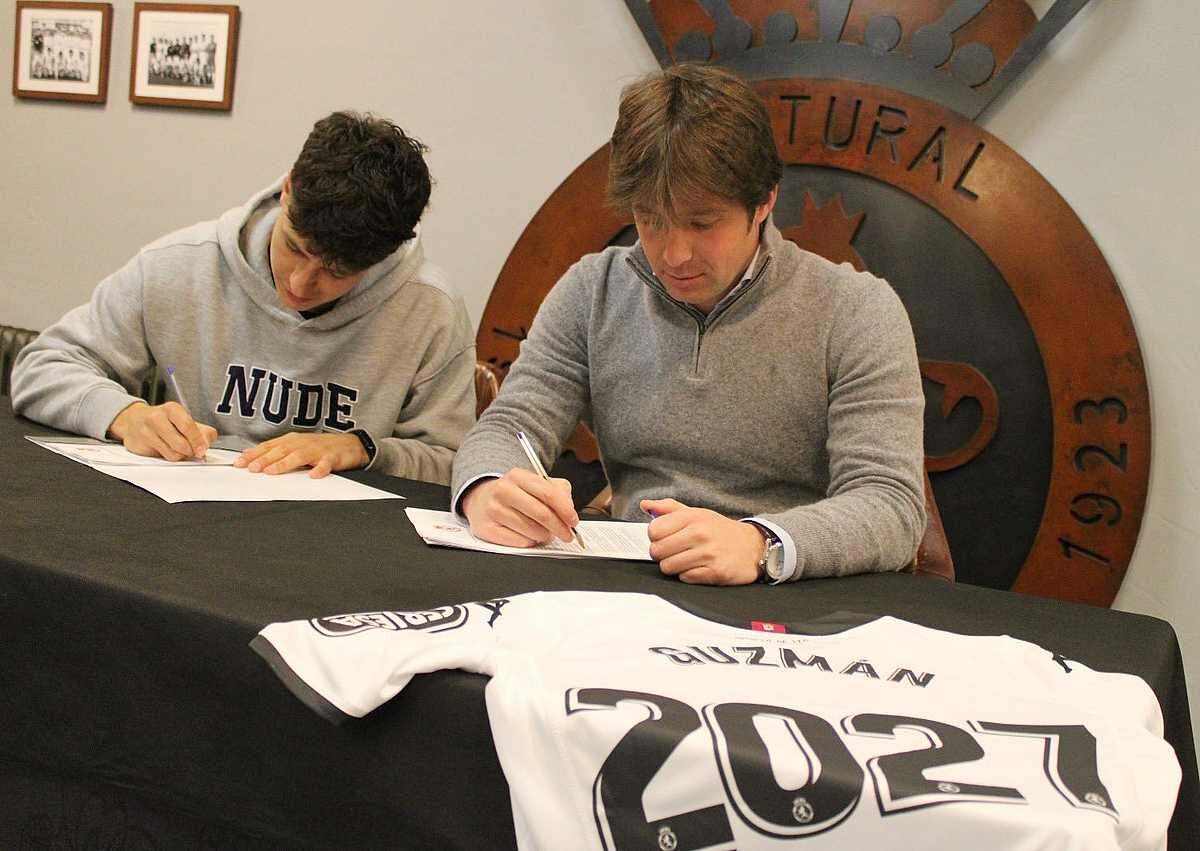 Guzmán, en el momento de refrendar su firma junto al director deportivo de la Cultural.