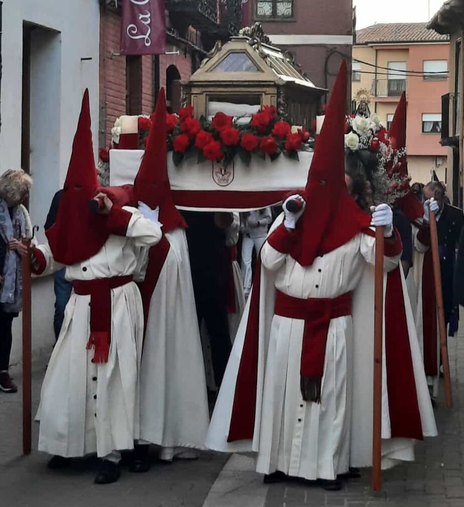 Daniel pujando la urna junto a su cofradía, el Santísimo Sacramento, de Mansilla de las Mulas.