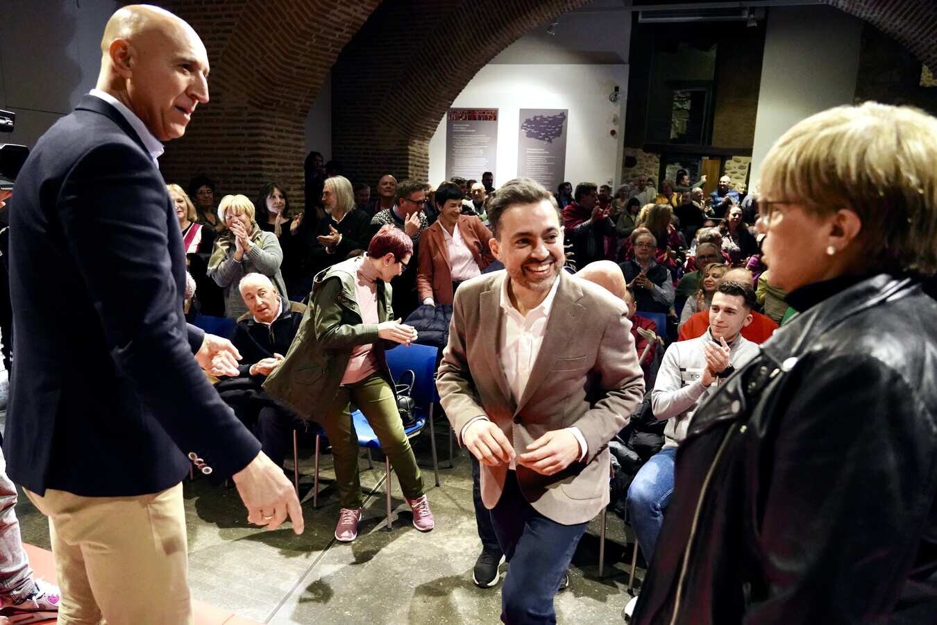 Diego Moreno, muy arropado en la capital, defiende un PSOE que dé "oportunidades" a León y cree que la provincia "merece el autogobierno"; Cendón, en Ponferrada, asegura: "Estaremos preparados para liderar el futuro de León y del Bierzo". Fotos: Campillo y César Sánchez