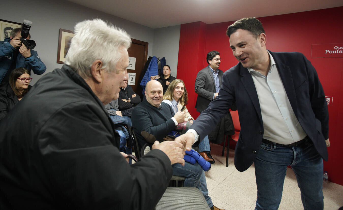 Diego Moreno, muy arropado en la capital, defiende un PSOE que dé "oportunidades" a León y cree que la provincia "merece el autogobierno"; Cendón, en Ponferrada, asegura: "Estaremos preparados para liderar el futuro de León y del Bierzo". Fotos: Campillo y César Sánchez