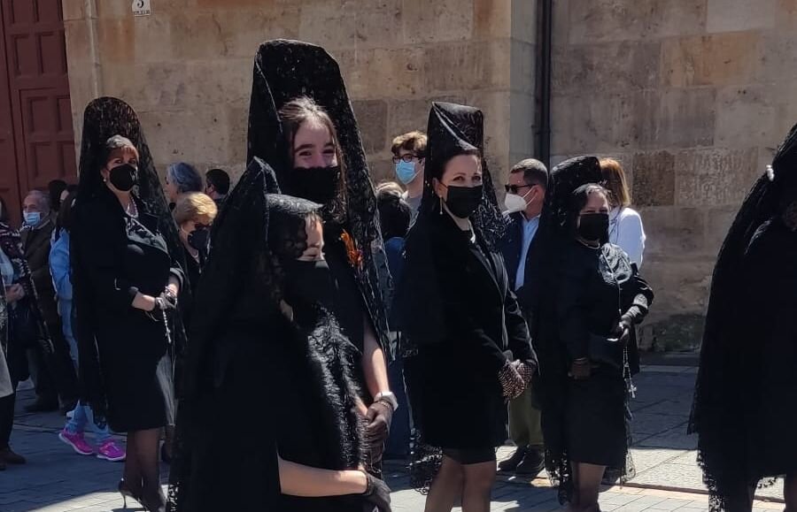 María Jesús junto a otras manolas de su cofradía en una de las procesiones en época de covid, con mascarillas.