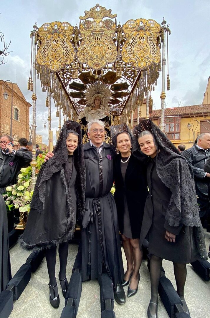 María Jesús con sus sobrinas y su hermano.