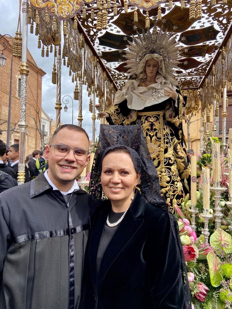 María Jesús junto a su hijo, papón de su misma cofradía.