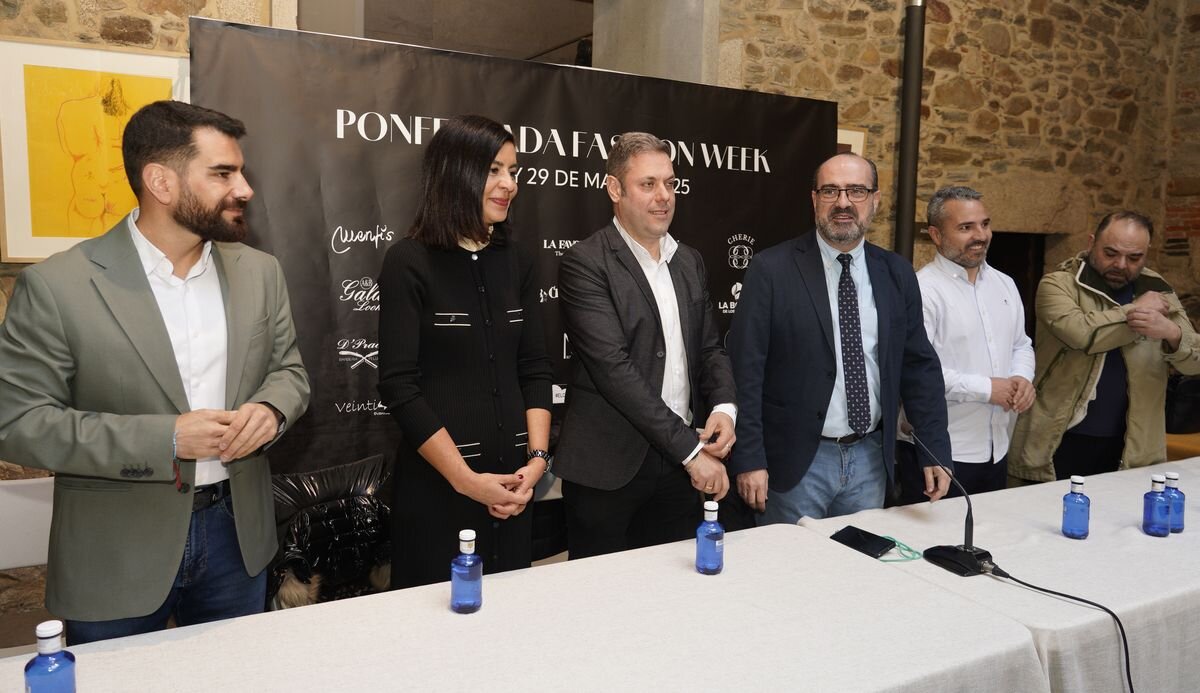 El alcalde de Ponferrada, Marco Morala (3D), junto al primer teniente de alcalde, Iván Alonso (3I), el concejal de Comercio, David Pacios (2D), y los presidentes de las asociaciones de comerciantes El Centro Mola y Templarium, Iván Rodríguez (I), y Felipe Álvarez (D), y la diseñadora Silvia Fernández, durante la presentación de la I Semana de la Moda de Ponferrada. Foto: César Sánchez.