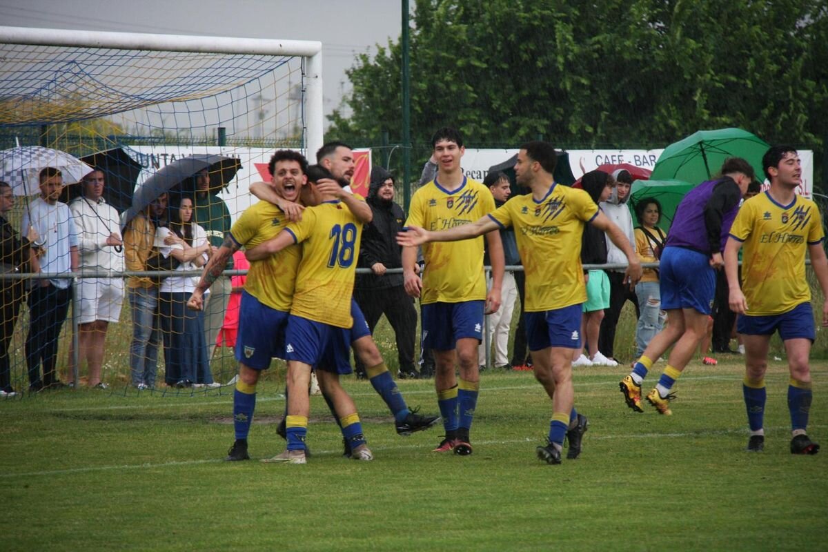 Celebración de un gol durante el partido de ascenso a tercera.