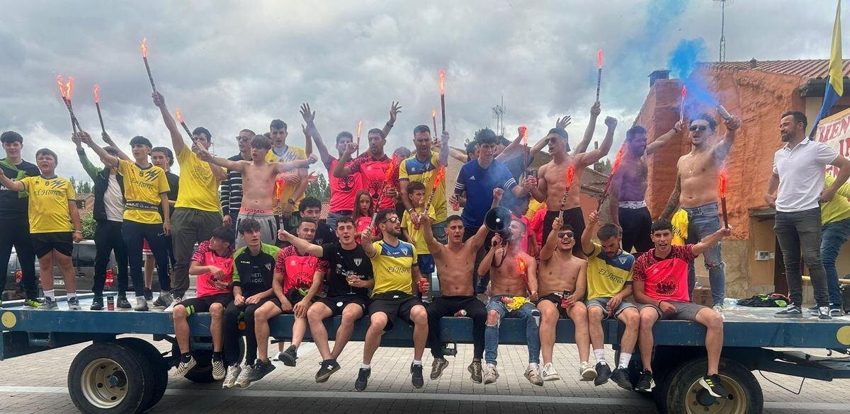 Gran celebración del Atlético Mansillés por las calles del pueblo sobre el remolque de un tractor.