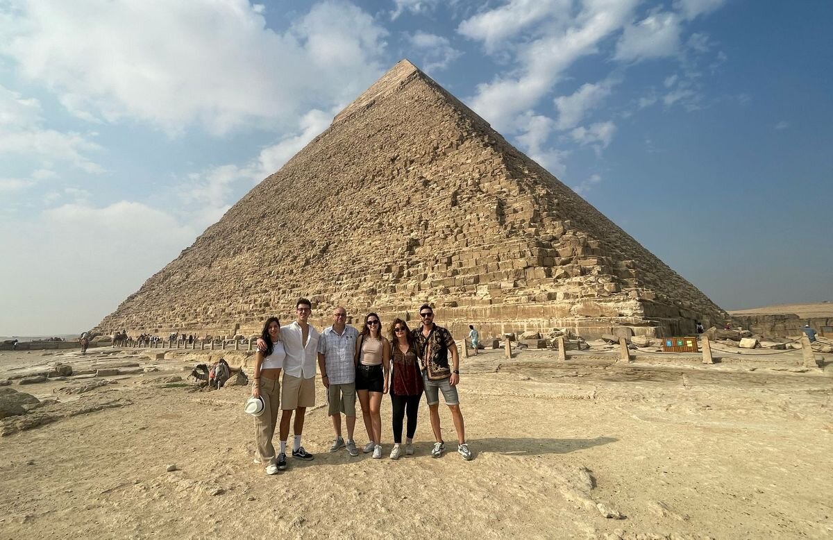 Cristina junto a su familia (I-D: su hermana, su novio, su padre, Cristina, su madre y su cuñado) en uno de los viajes familiares que se han convertido ya en costumbre.