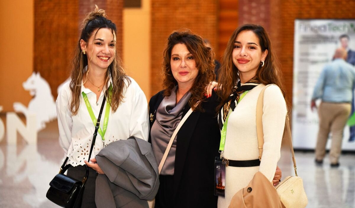 Cristina junto a su madre y su hermana en Congreso de Administradores de Fincas en León.