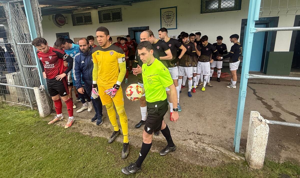 Atlético de Bembibre preparándose para salir al terreno de juego.