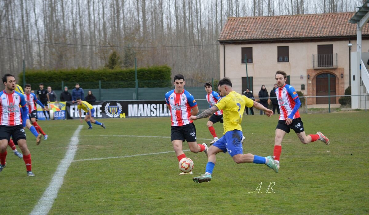 Instante del partido entre el Atlético Mansilles y el Atlético Tordesillas en La Caldera.