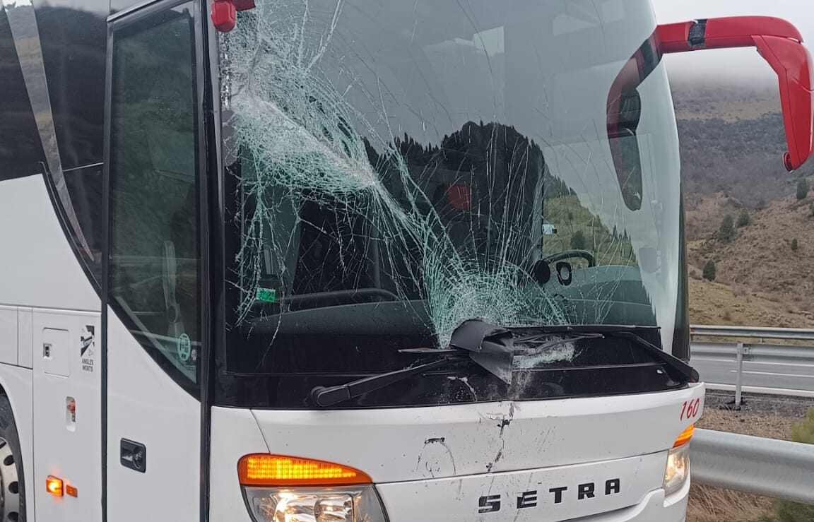 Imagen de los daños ocasionados en el vehículo tras impactar un semáforo en plena autopista.