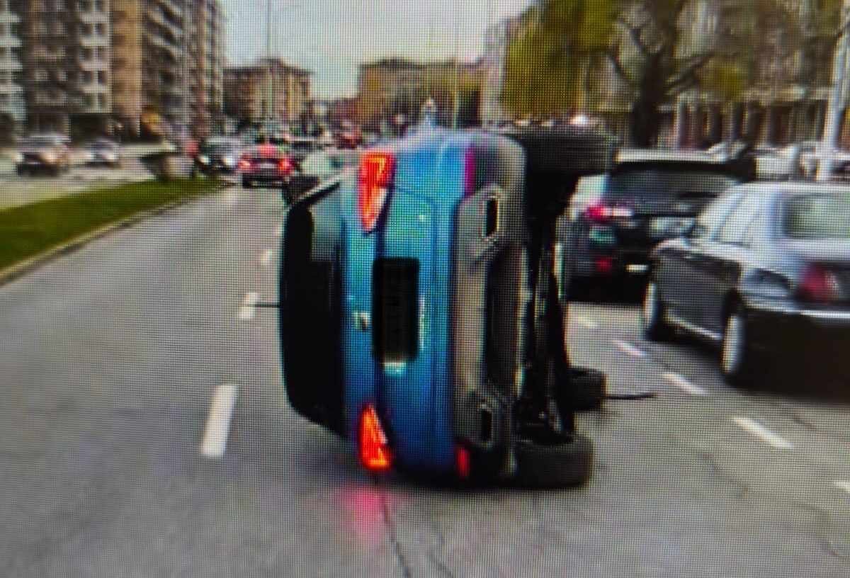 Efectivos de la Policía Local en el lugar del accidente, con el vehículo volcado.