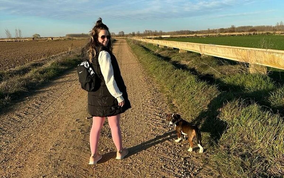 Patri durante uno de sus largos paseos por los caminos de alrededor de Cimanes con Tico, su perro.