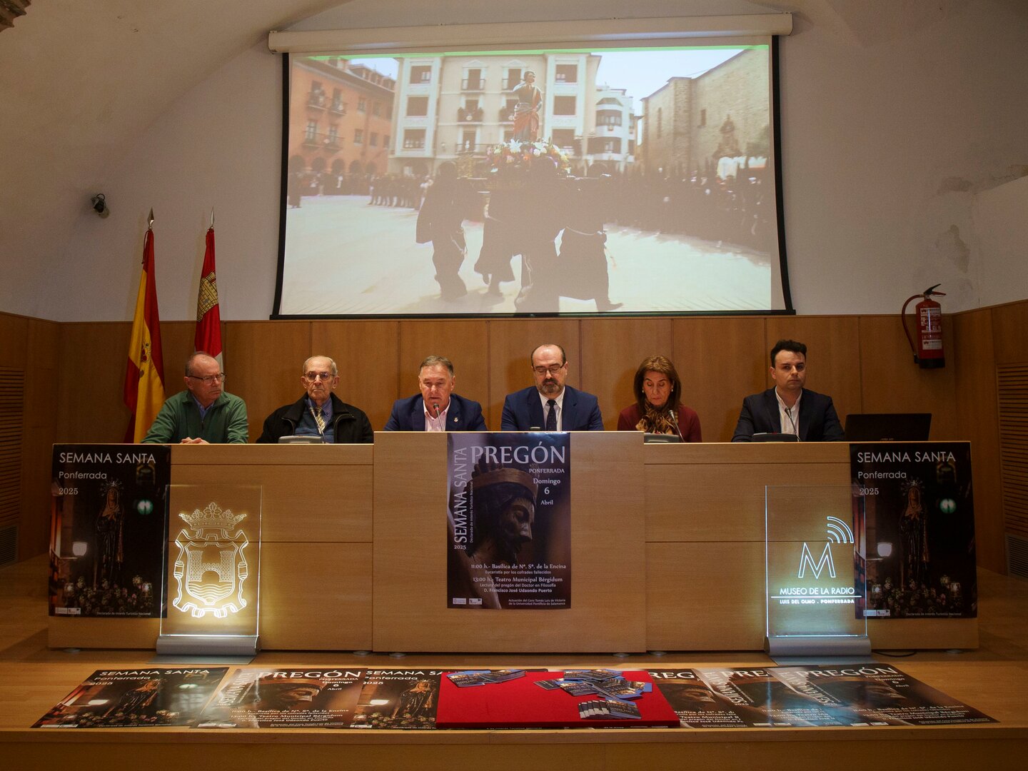 El alcalde de Ponferrada, Marco Morala (3D), junto al concejal de Fiestas, Carlos Cortina (D) y miembros de la Real Hermandad de Jesús Nazareno, durante la presentción del programa de Semana Santa de Ponferrada. Foto: César Sánchez.